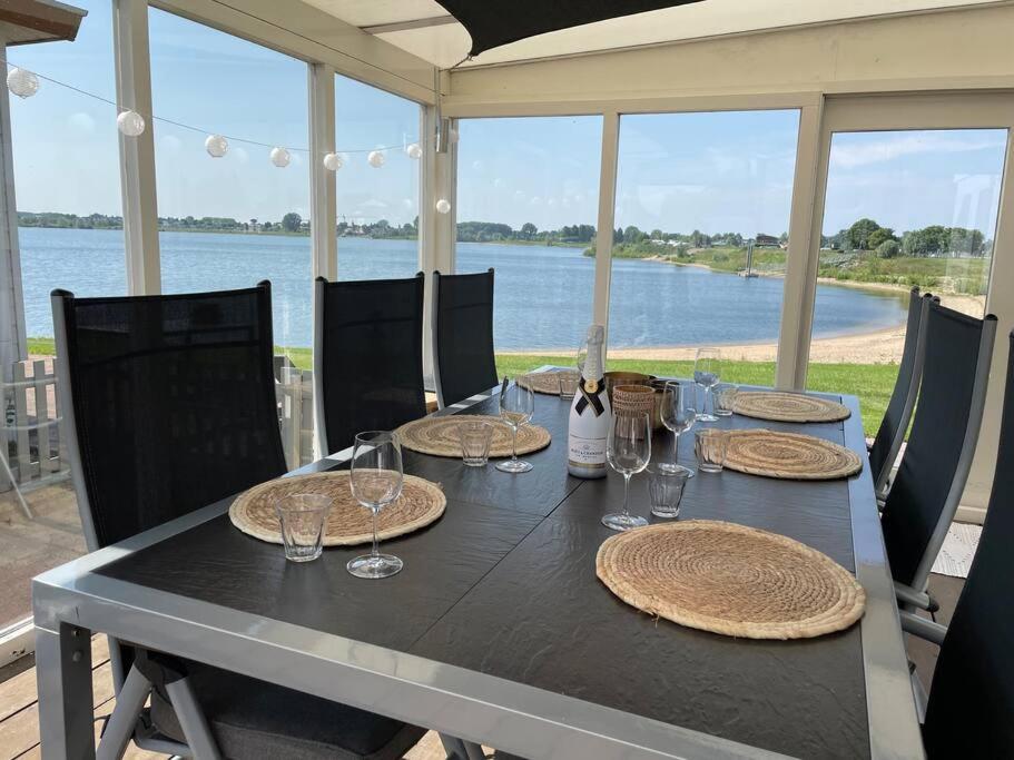 Luxe Chalet Direct Aan Het Water Met Strand Lith Bagian luar foto