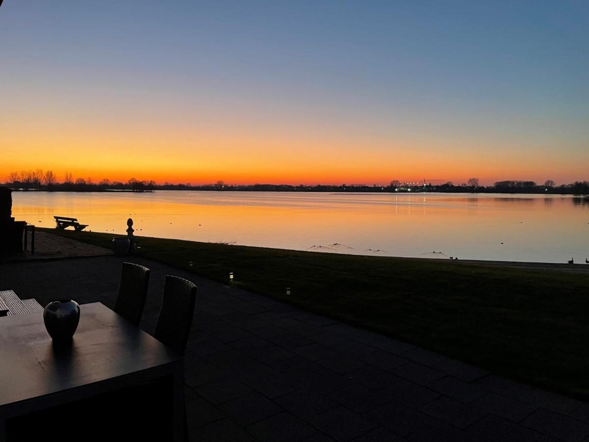 Luxe Chalet Direct Aan Het Water Met Strand Lith Bagian luar foto