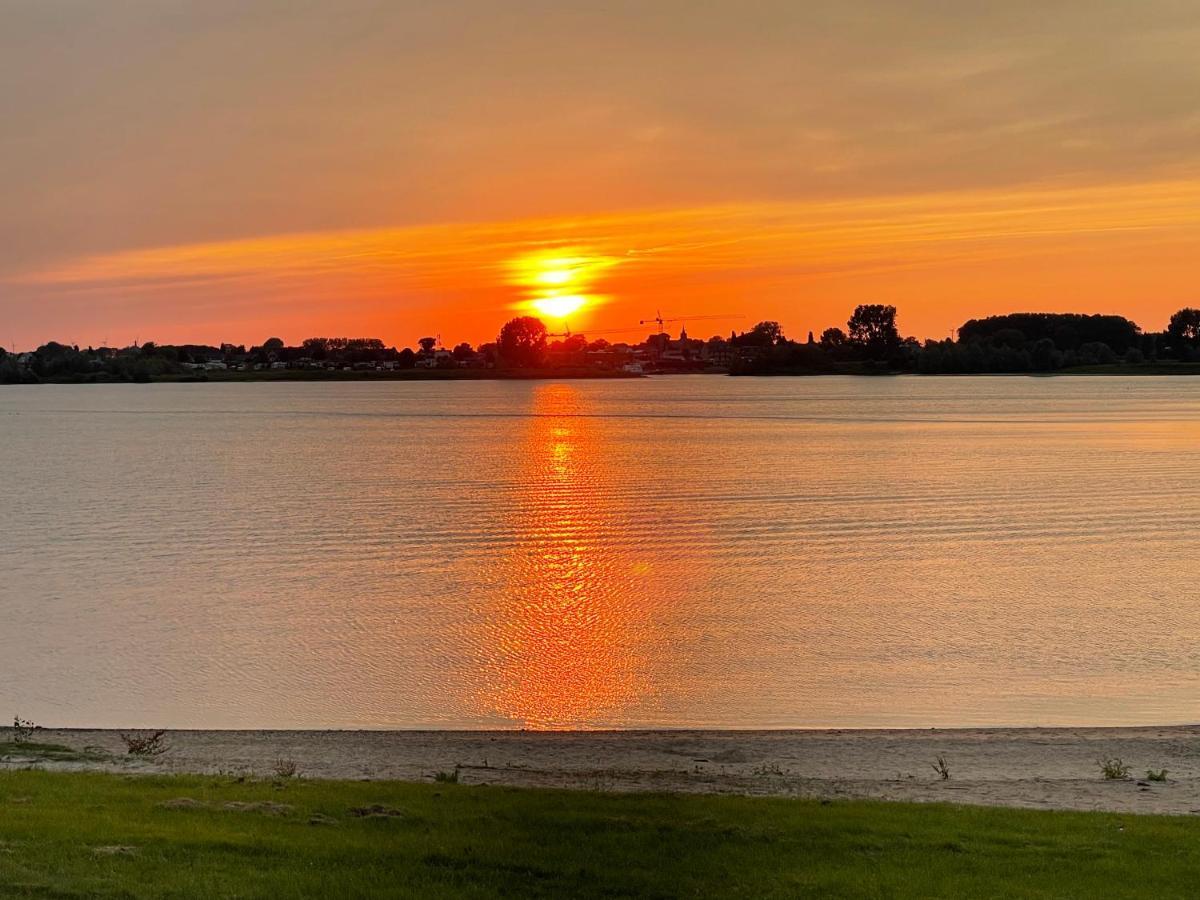 Luxe Chalet Direct Aan Het Water Met Strand Lith Bagian luar foto